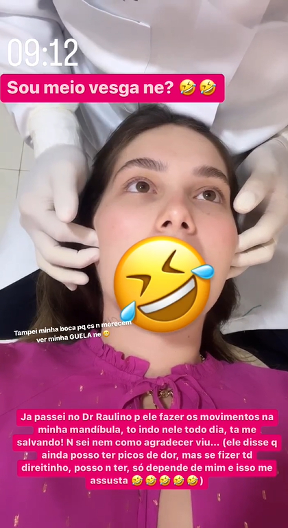 Virginia Fonseca sentada em cadeira de consultório médico enquanto recebe massagem na mandíbula, para ajudar nos movimentos