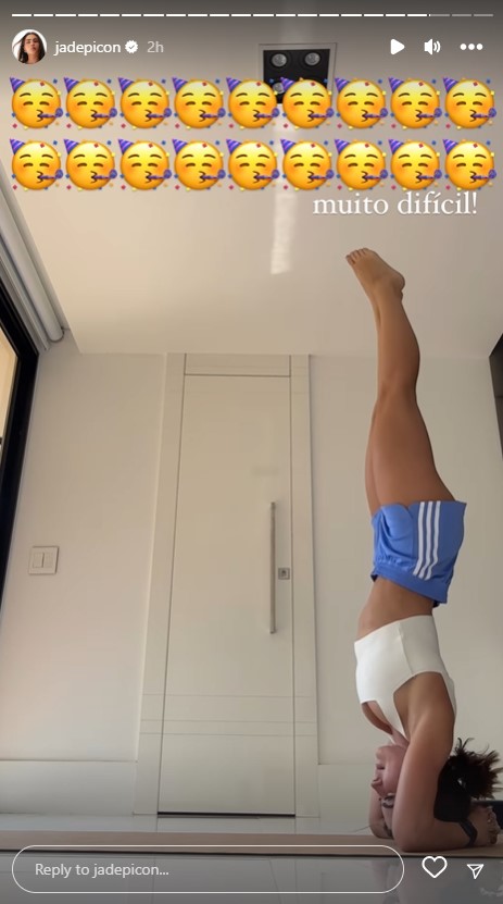 Jade Picon se contorce inteira e exibe corpaço durante yoga: "Muito difícil"