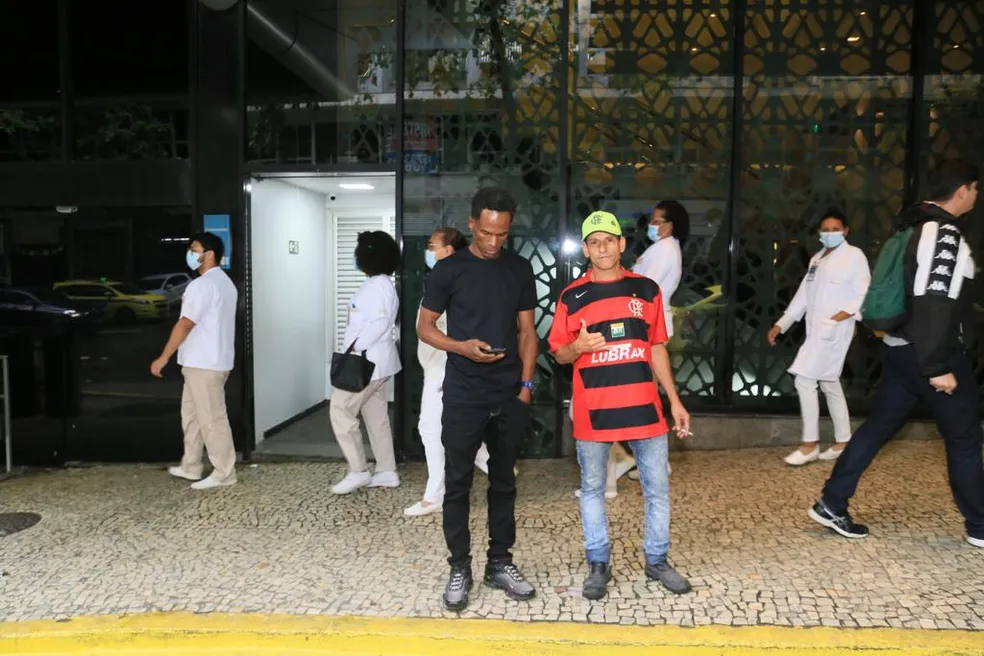 Irmão de MC Marcinho é consolado em frente ao hospital que cantor morreu
