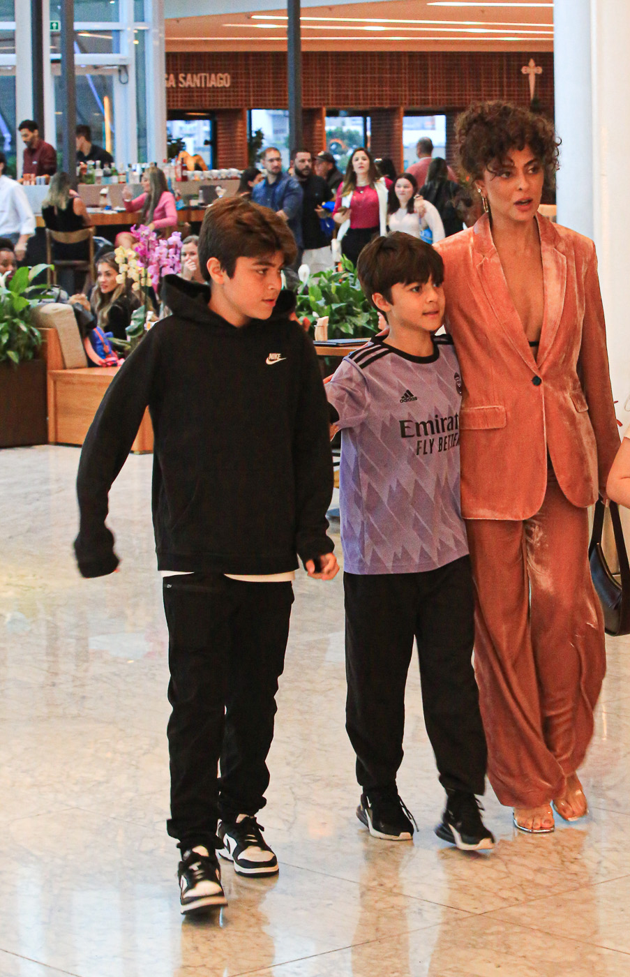 Juliana Paes e os filhos, Antonio e Pedro