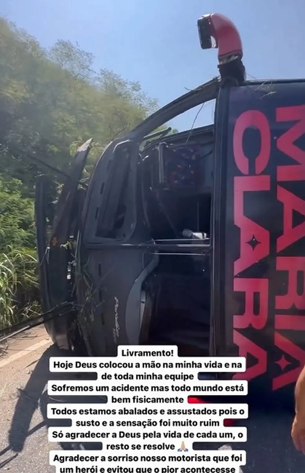 Ônibus da cantora Maria Clara perde controle e capota com 17 pessoas: "Acidente"