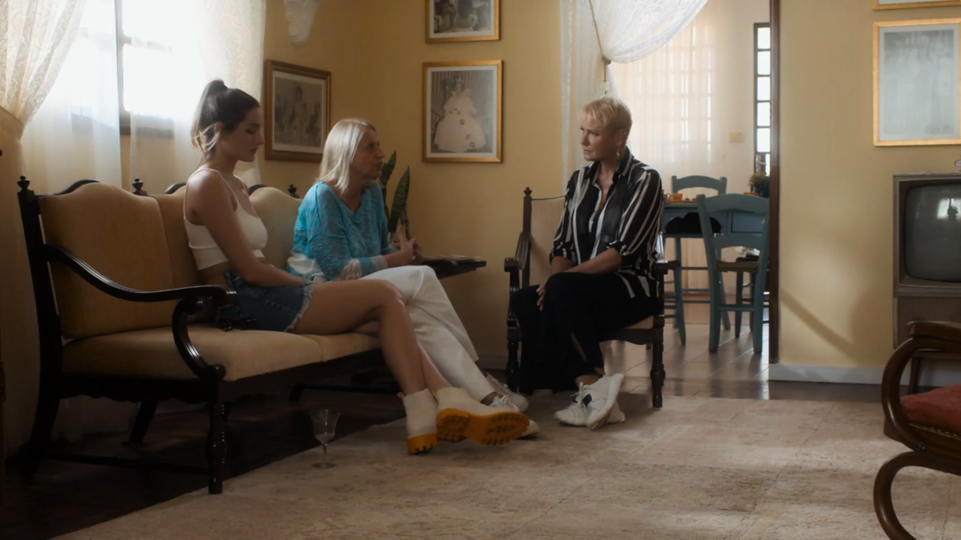 Xuxa Meneghel se emociona ao retornar a primeira casa: "Sinto a presença da mãe"