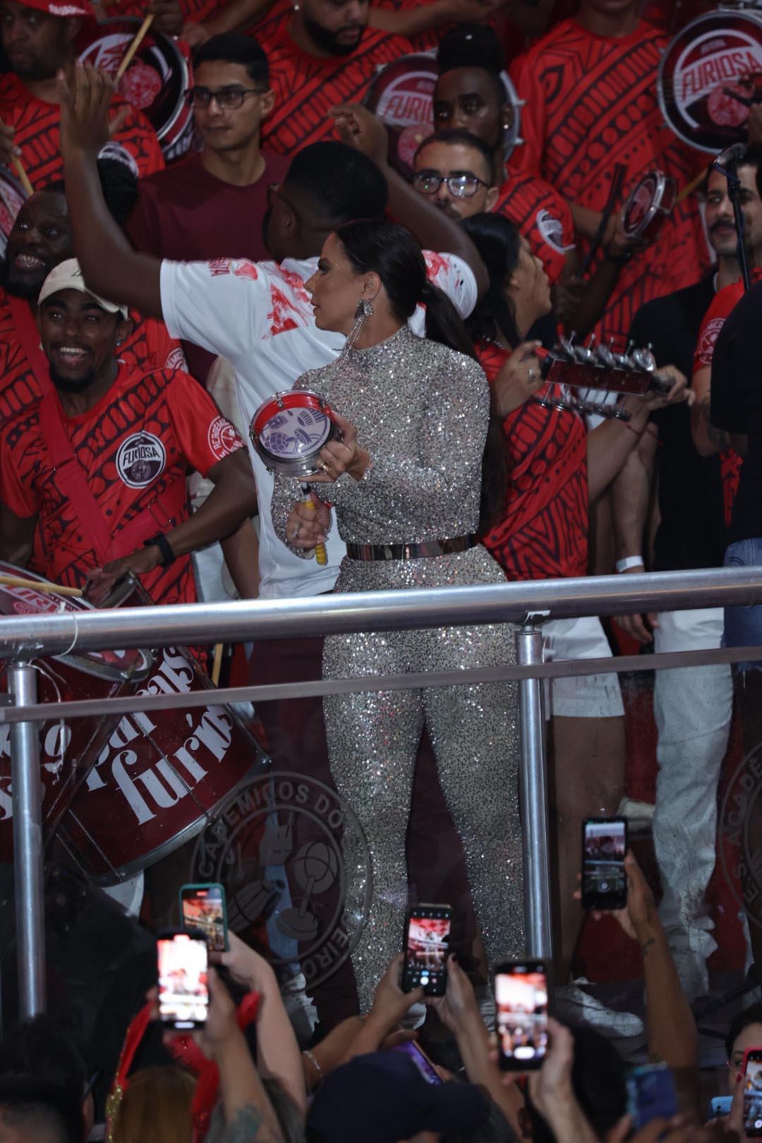 Que corpo! Viviane Araújo samba com macacão a vácuo em esquenta de Carnaval