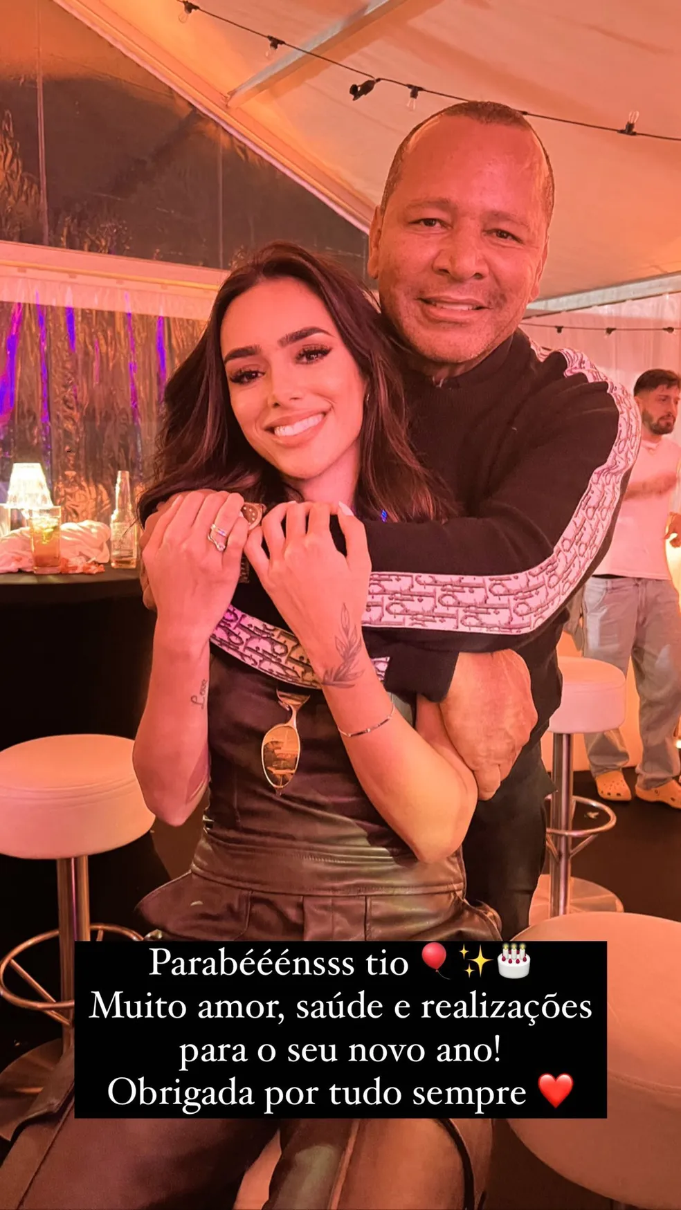Bruna Biancardi surge abraçadinha com pai de Neymar em clique raro: "Muito amor"