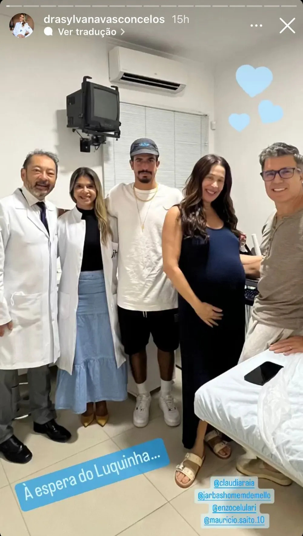 Claudia Raia surge com equipe médica em preparação para o parto: "À espera do Luquinha"