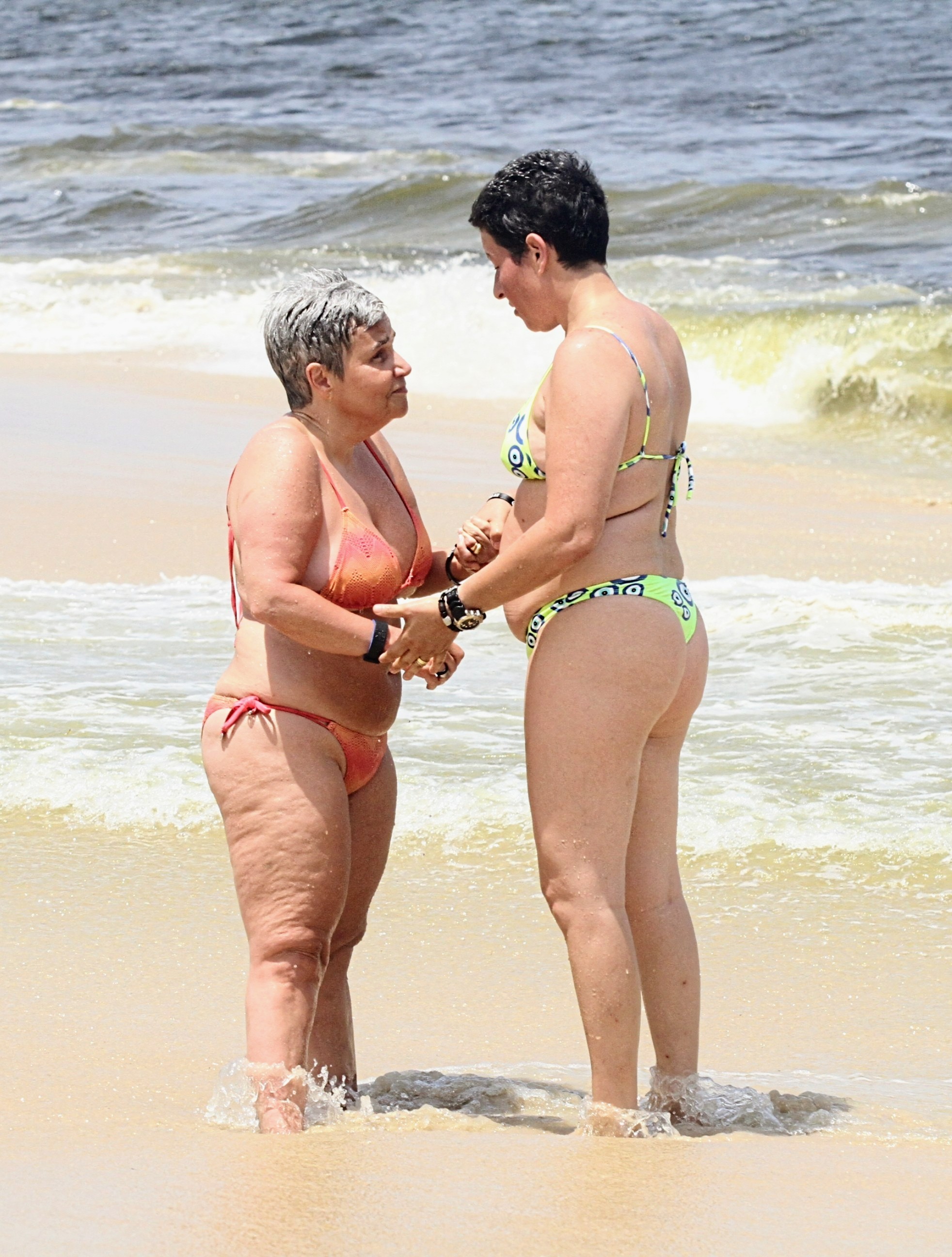 Claudia Rodrigues e a namorada, Adriane Bonato, na praia