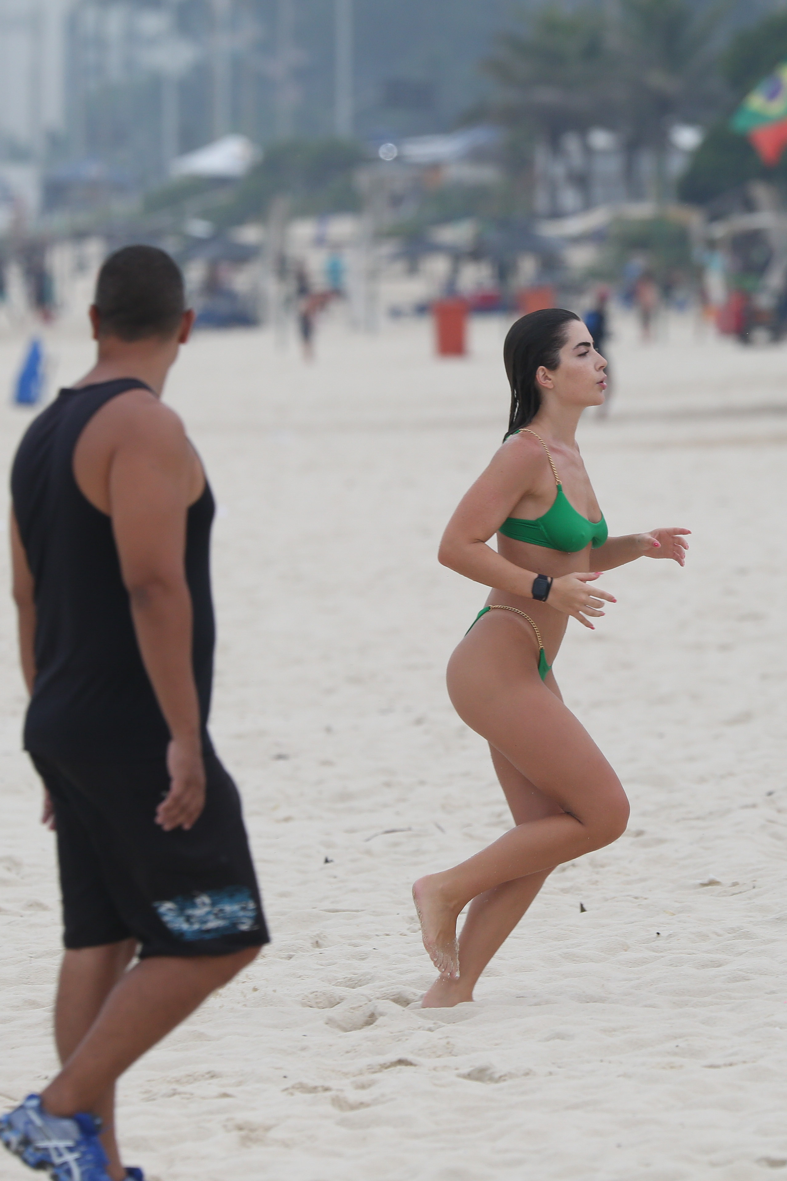 Jade Picon com guarda-costas na praia