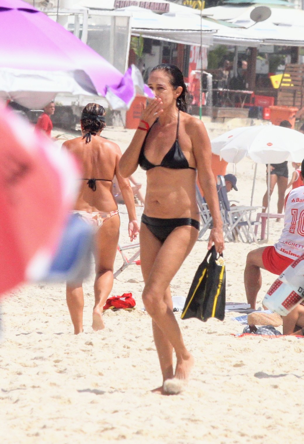 Andrea Beltrão na praia