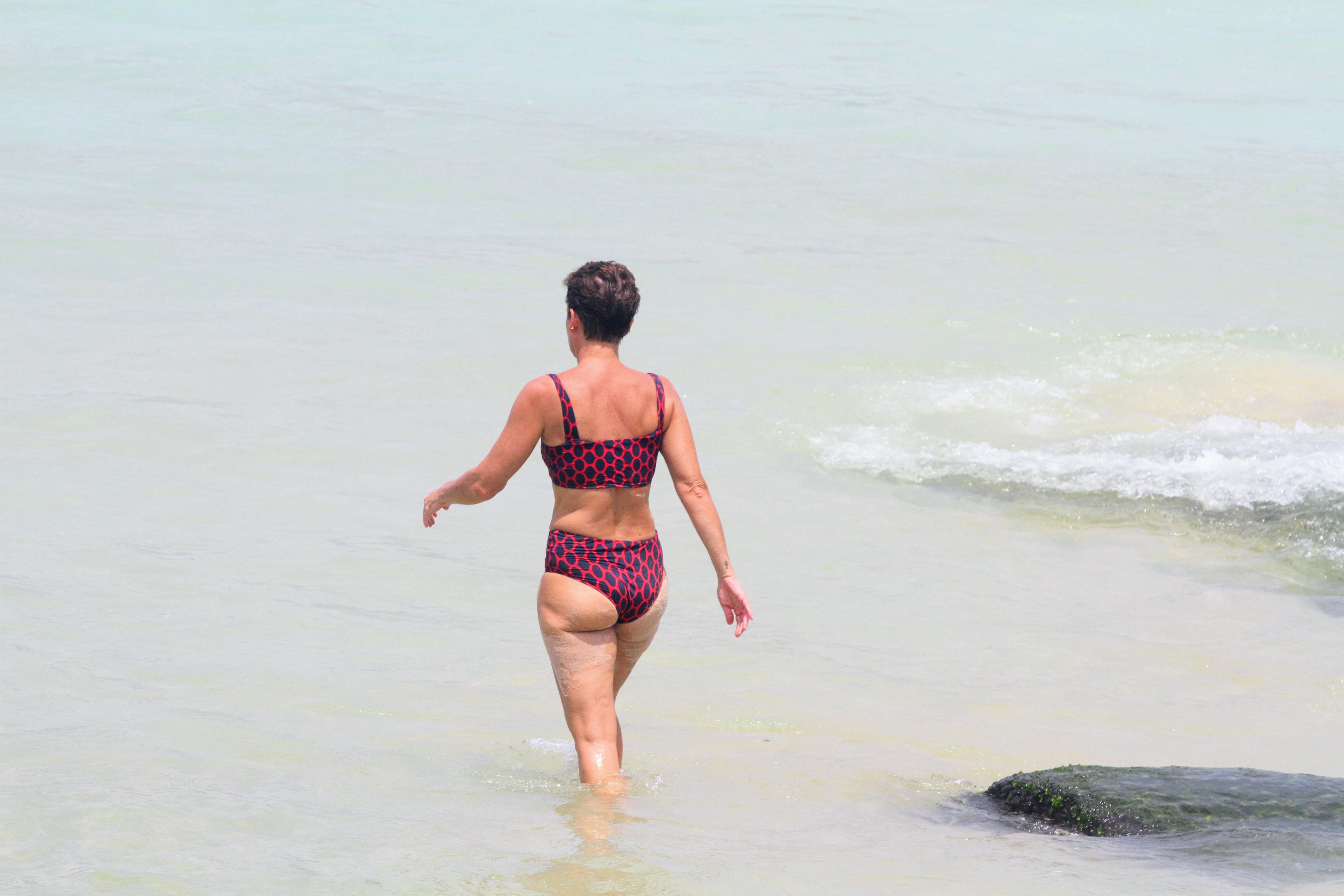 Andrea Veiga na praia