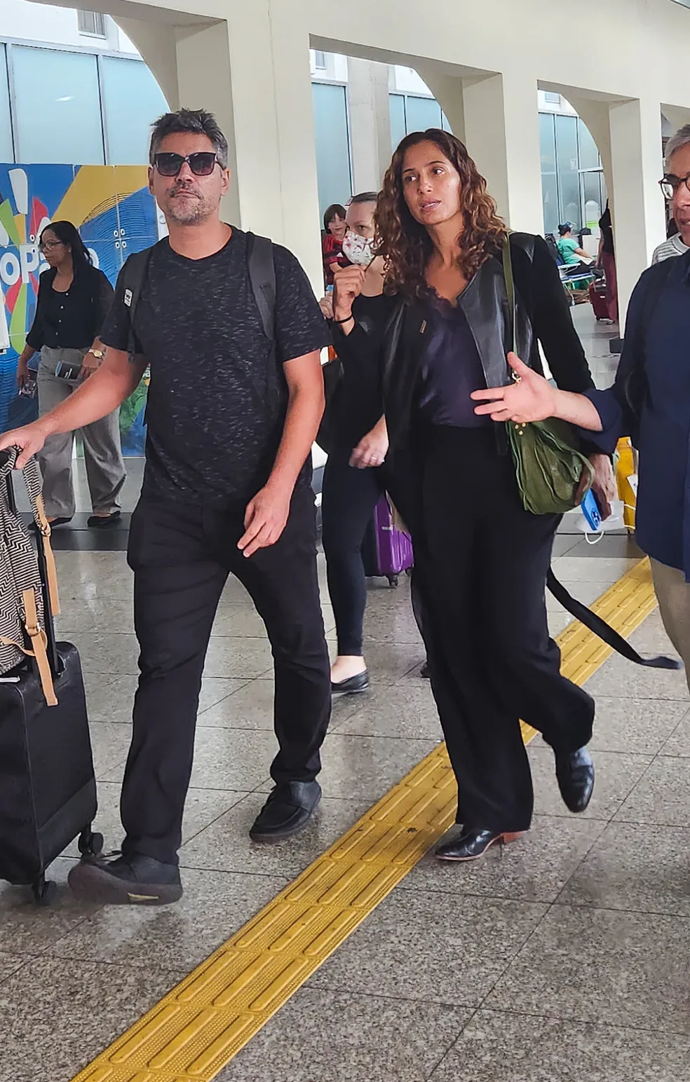 Camila Pitanga faz raríssima aparição com o namorado durante viagem a São Paulo