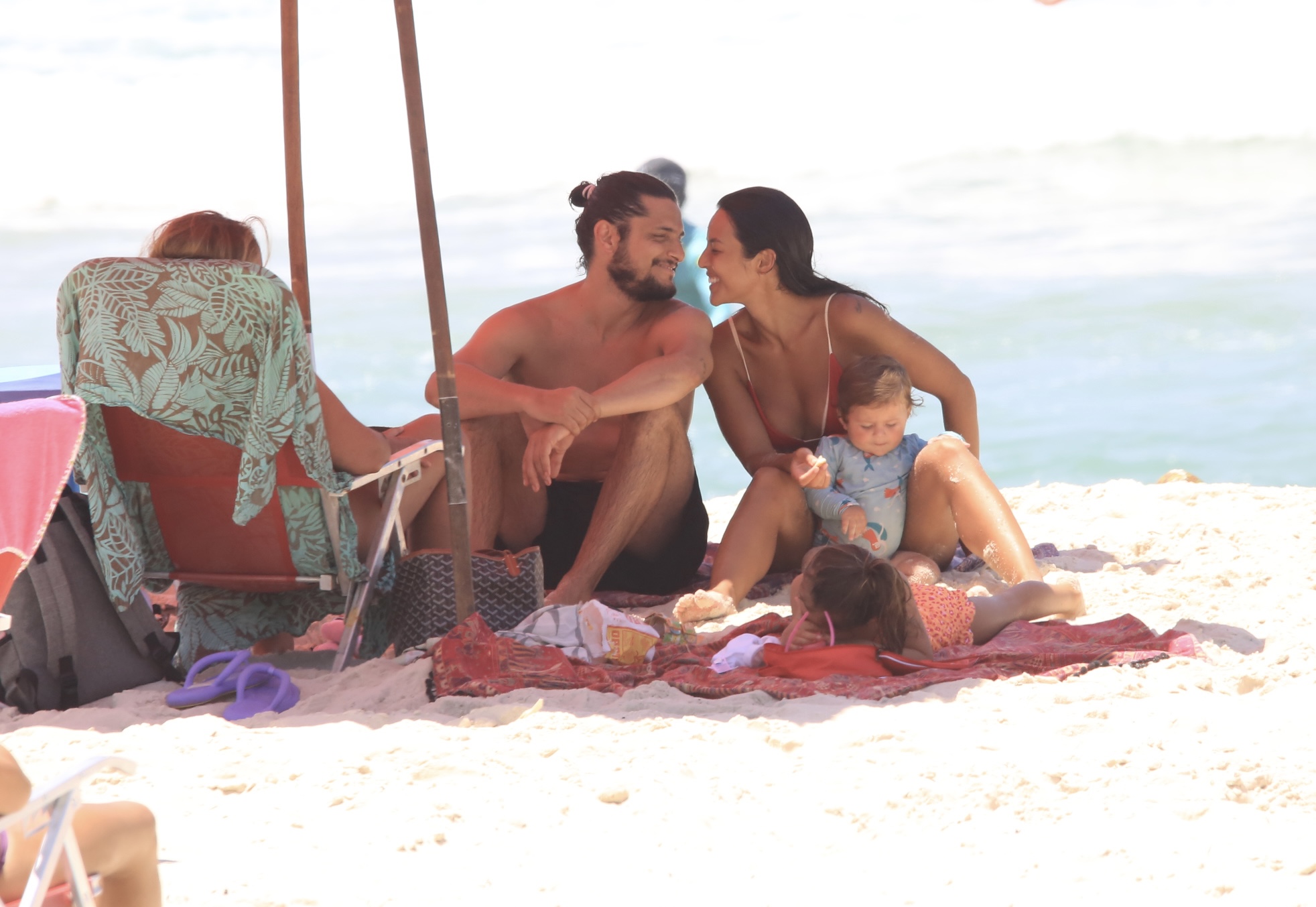 Yanna Lavigne e Bruno Gissoni com a filha Amélia na praia