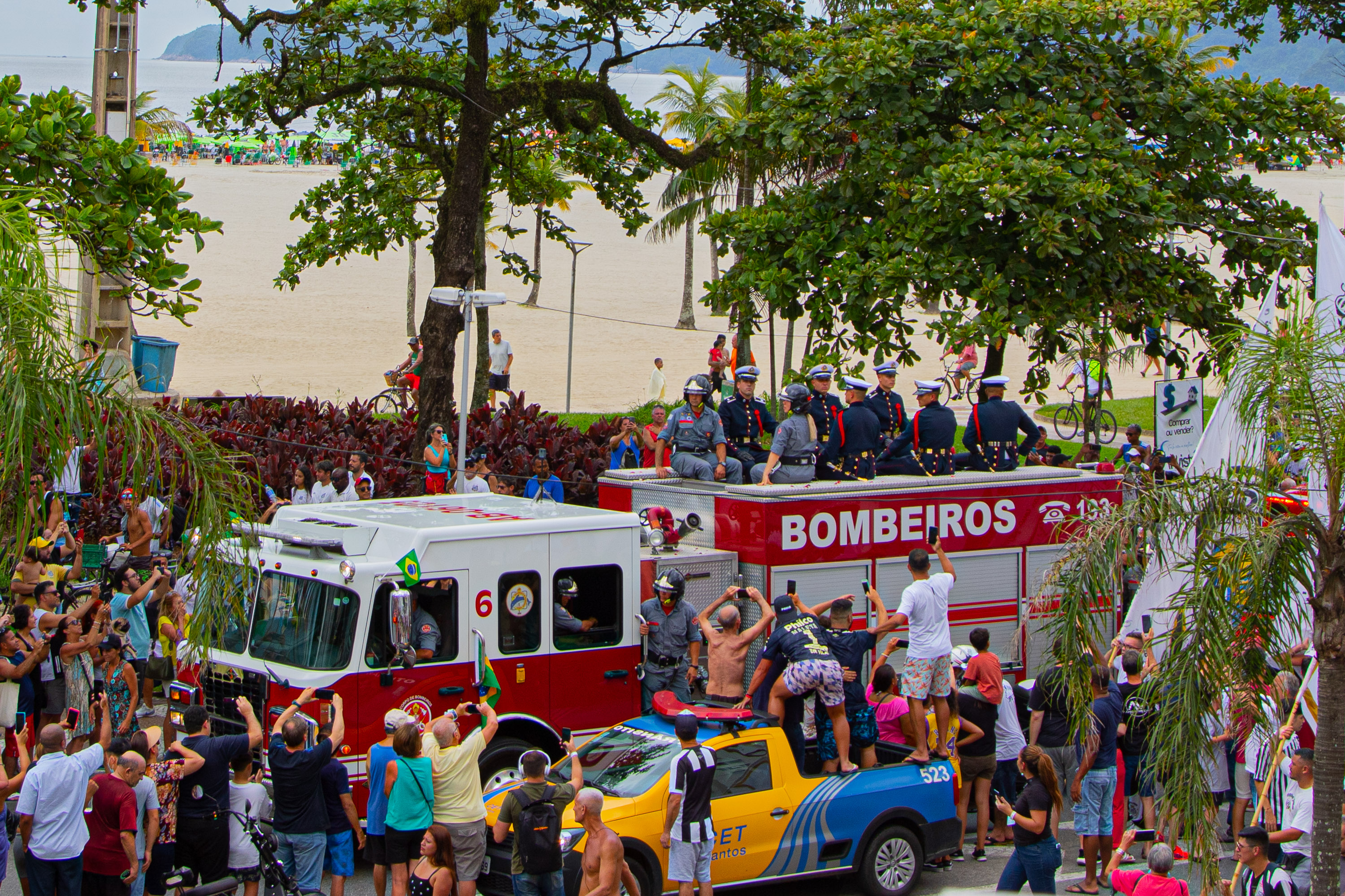 Multidão acompanha cortejo do corpo de Pelé