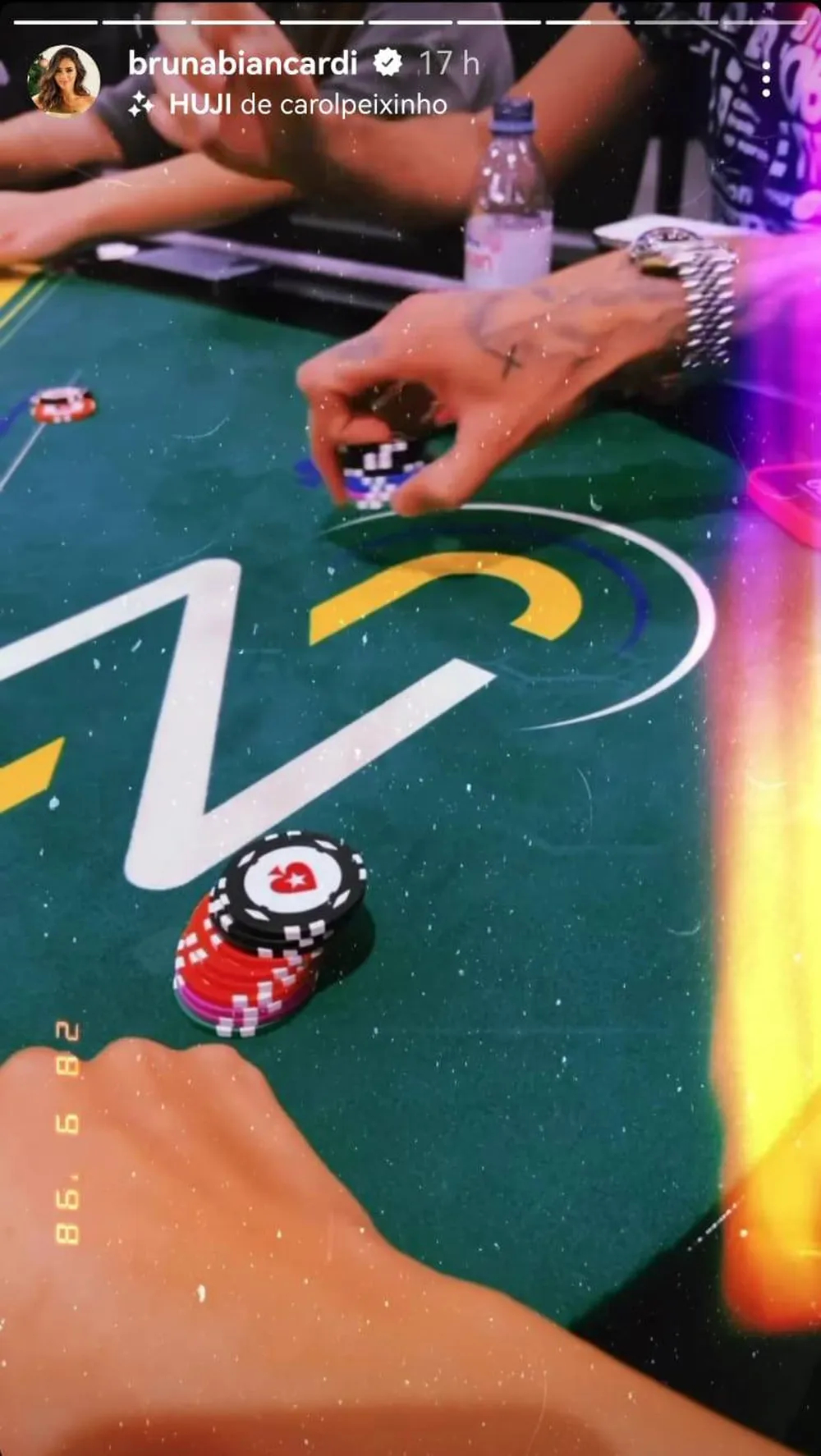 Mão de Neymar Jr. aparece em vídeo. Na imagem, ele distribui fichas de pôquer. É ossível ver as tatuagens do craque em cima da mesa de jogo