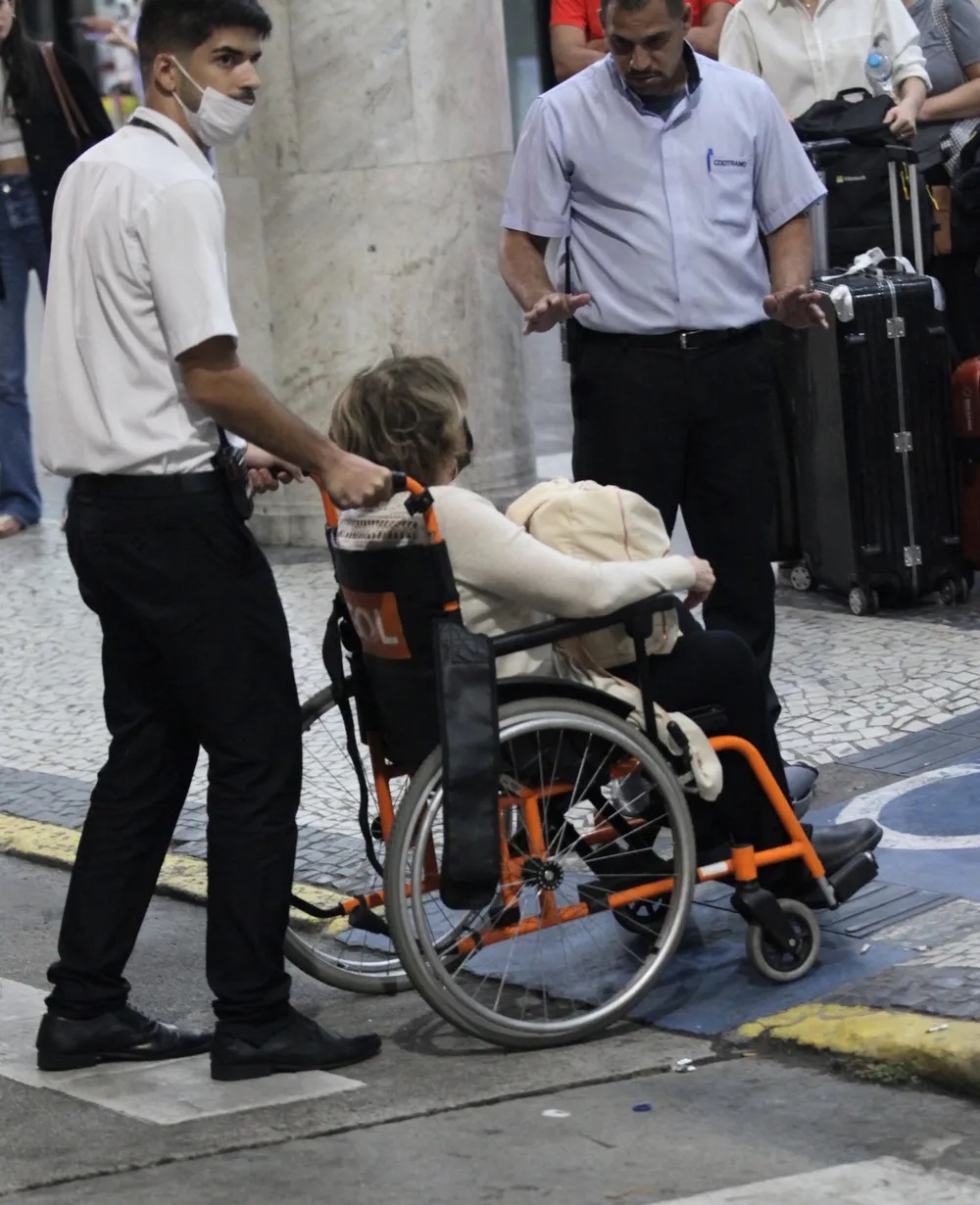 Susana Vieira de cadeira de rodas