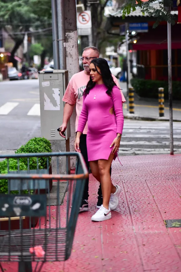 Grávida de Neymar, Bruna Biancardi marca barrigão em vestido pink durante passeio com amigas