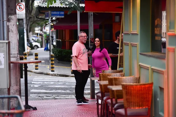 Grávida de Neymar, Bruna Biancardi marca barrigão em vestido pink durante passeio com amigas
