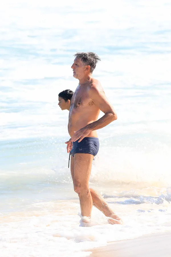 Carol Portaluppi ostenta corpão ensopado ao aproveitar praia com o pai, Renato Gaúcho