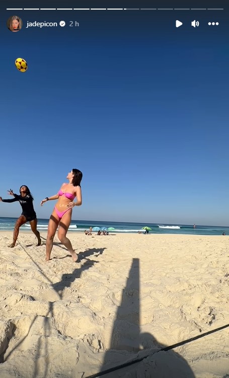 Jade Picon exibe curvas esculturais ao jogar futevôlei na praia
