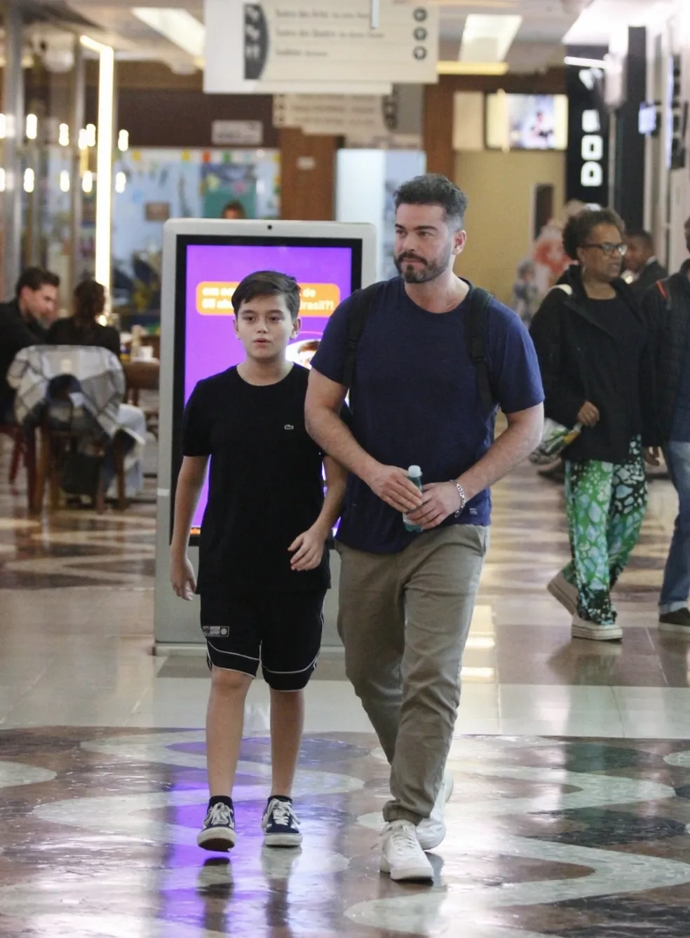 Ex-galã da Globo, Sidney Sampaio faz raríssima aparição com filho de 12 anos