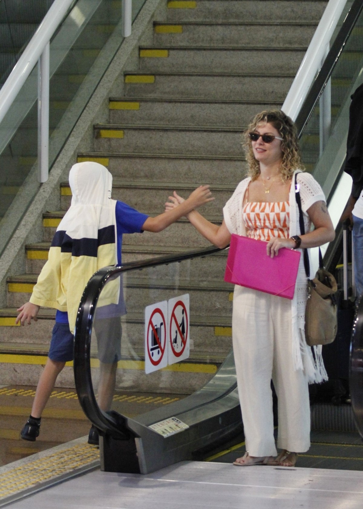 Bárbara Borges surge radiante em aeroporto