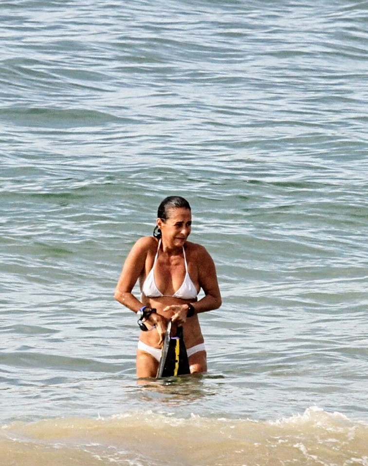 Andréa Beltrão na praia