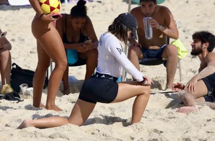 Na praia, Jade Picon é obrigada a levantar blusinha encharcada e ostenta microcalcinha
