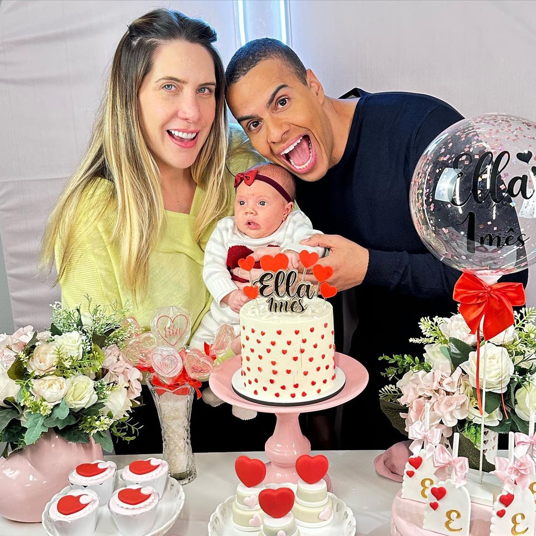 Thiago Oliveira celebra primeiro mês da filha