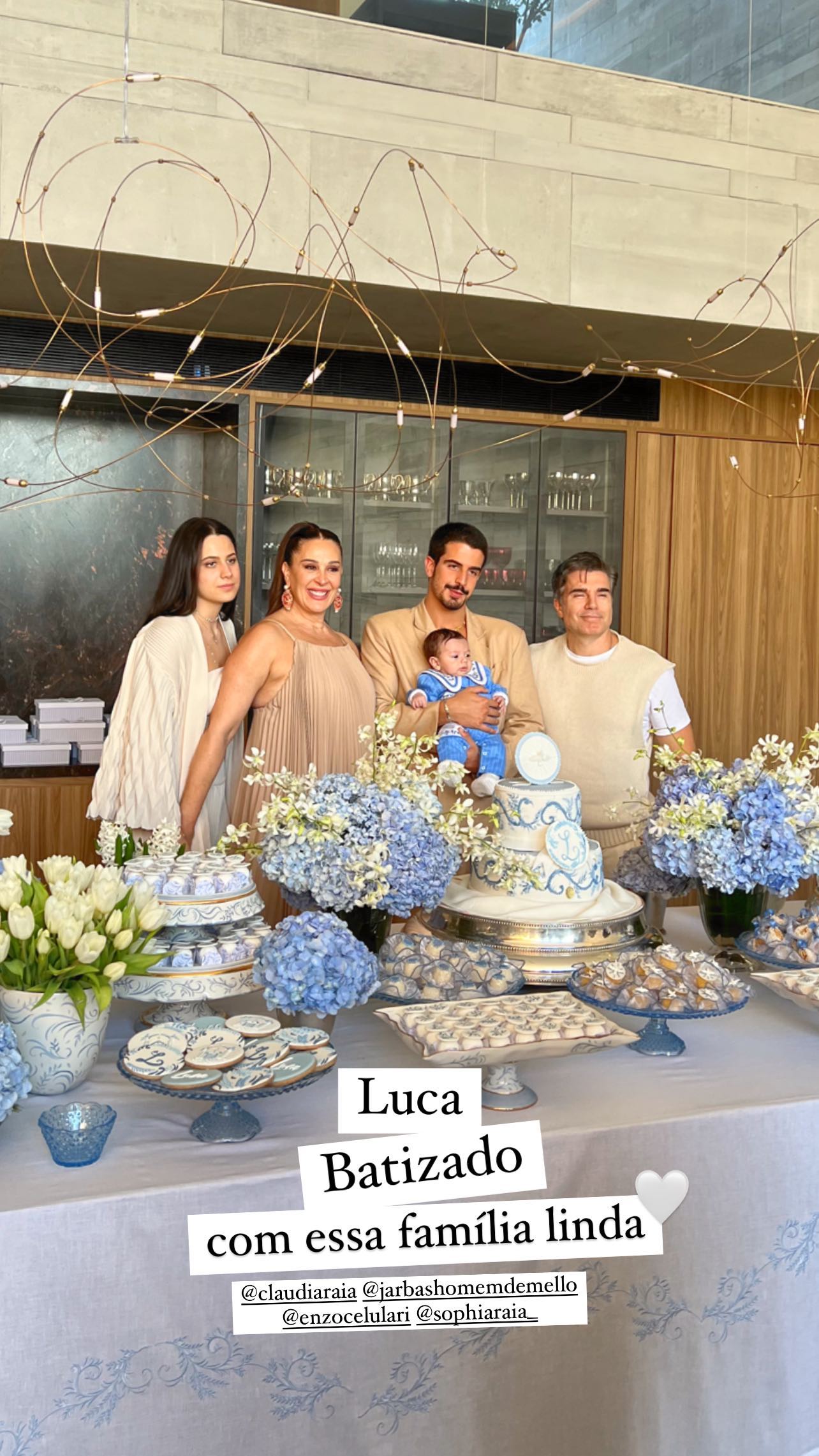 Claudia Raia reúne família em luxuosa cerimônia de batizado do caçula, Luca: "Amo"