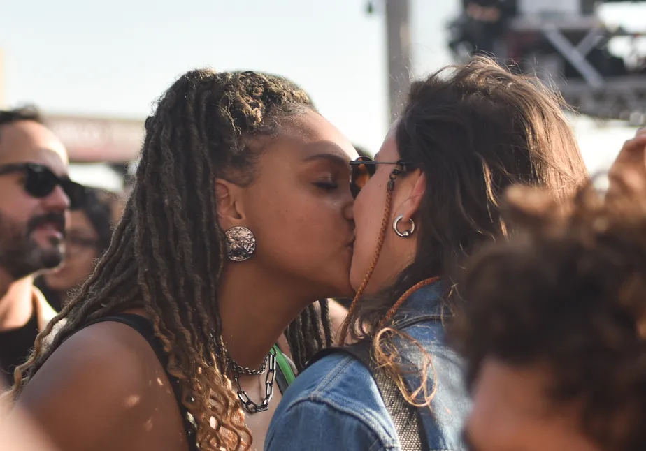 Em flagra raro, ex-BBB Jessilane Alves dá beijão na namorada em público