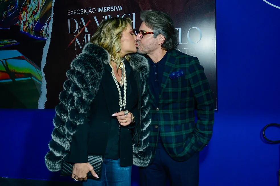 Apaixonado, João Kleber dá beijão de cinema na esposa em rara aparição pública