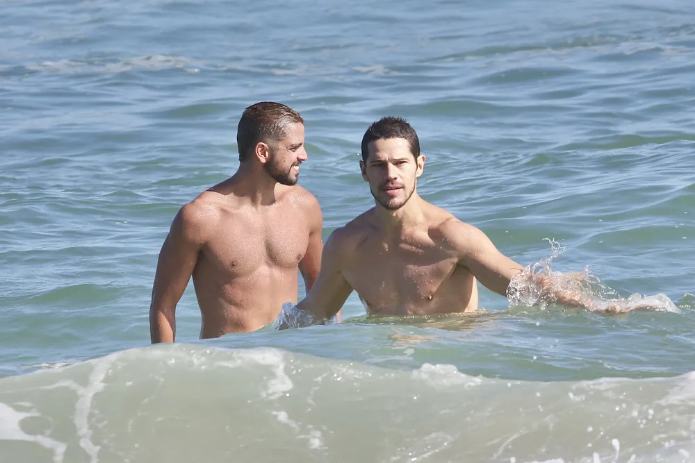 Que calor! José Loreto exibe mala marcadíssima durante banho com Rodrigo Simas