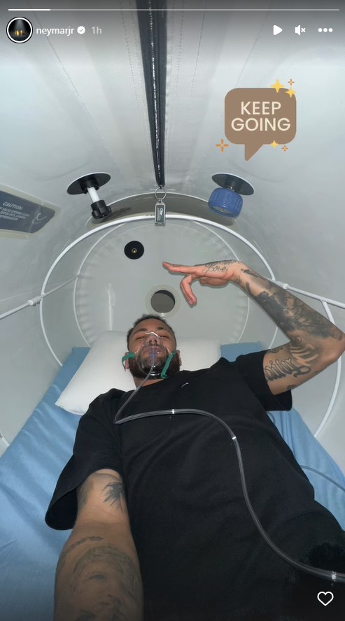 Se recuperando da lesão, Neymar surge em tratamento com oxigênio: "Siga em frente"
