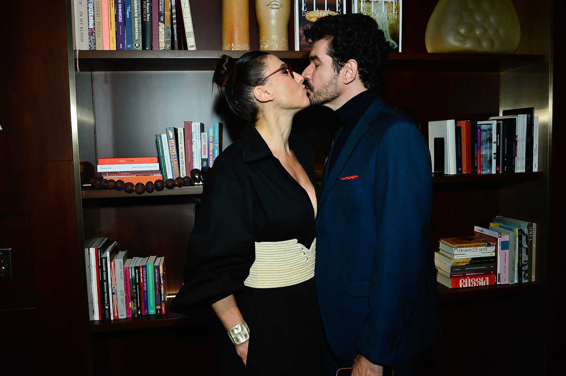 Apaixonada, Paola Carosella se empolga e troca beijos com namorado gato em evento