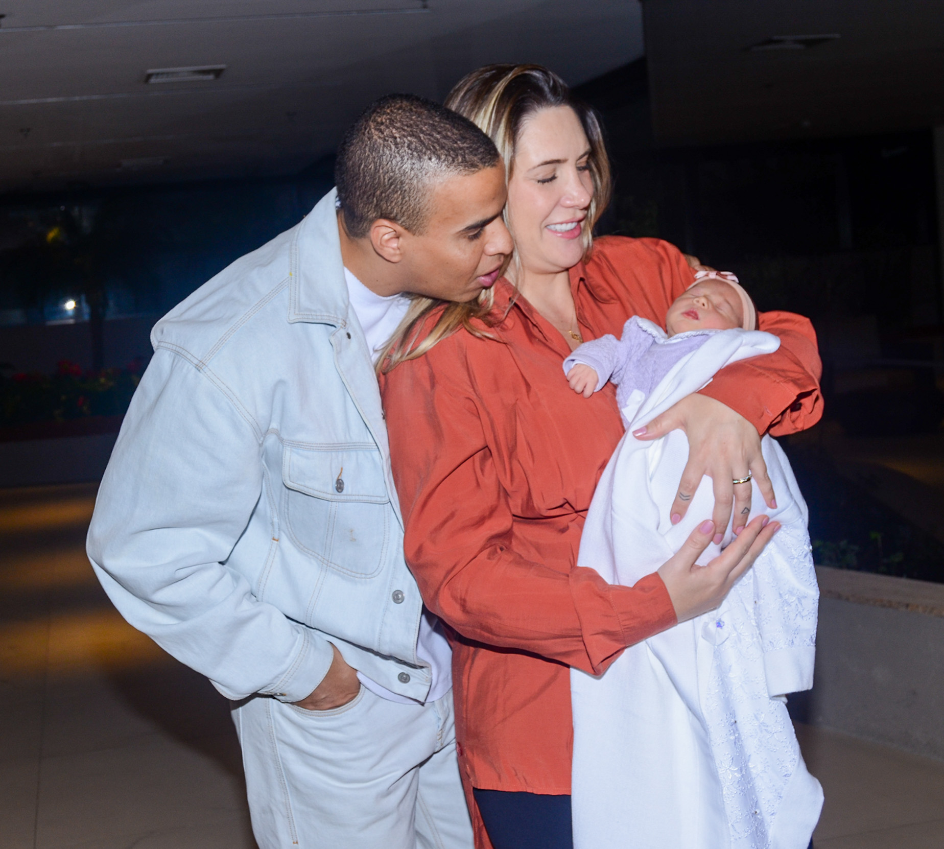 Thiago Oliveira e esposa deixam maternidade e fofura da primogênita rouba cena