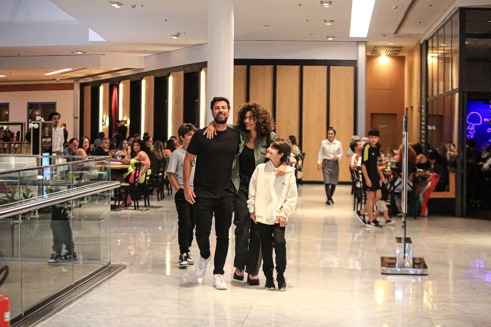 Juliana Paes com a família em shopping