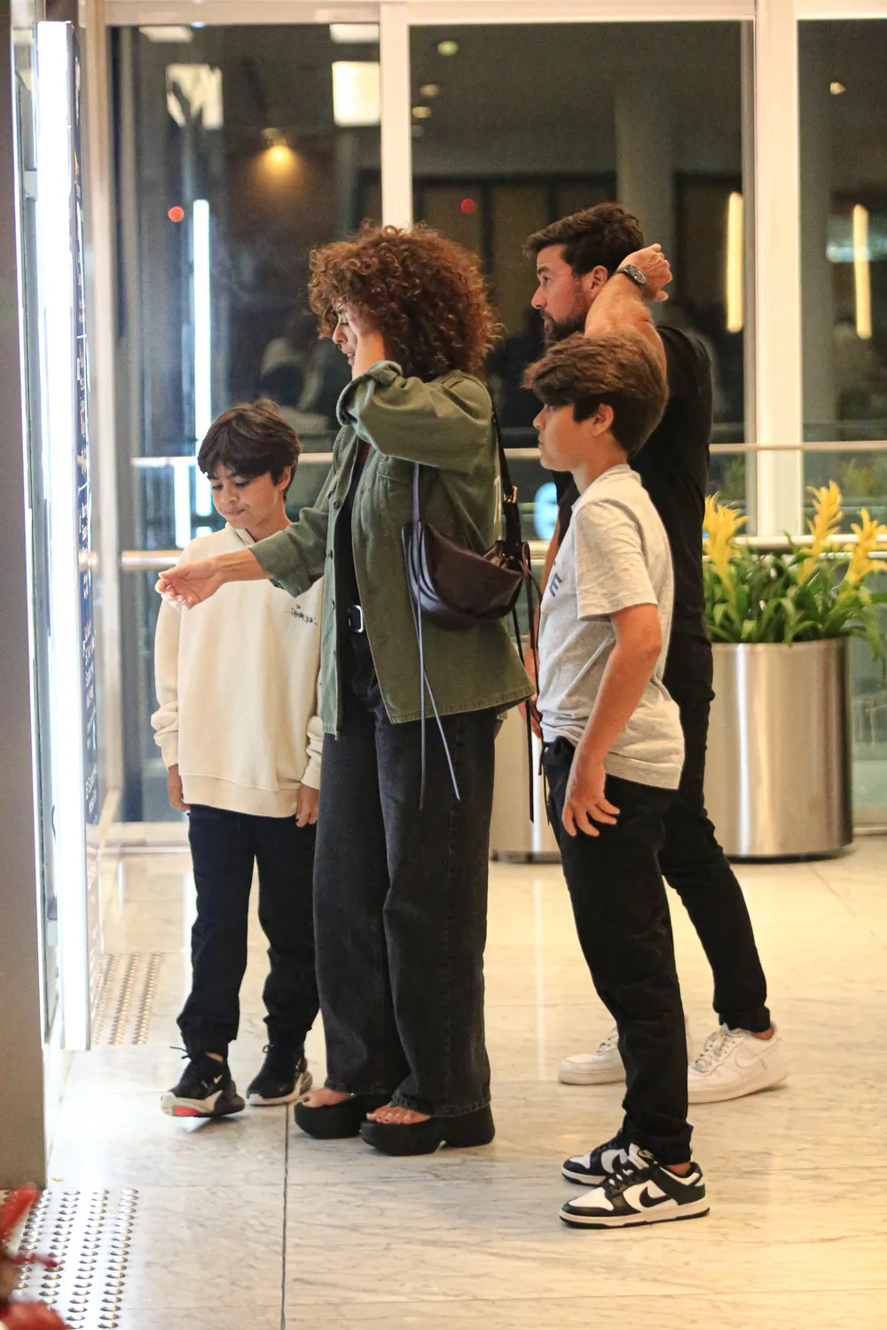 Juliana Paes com a família em shopping