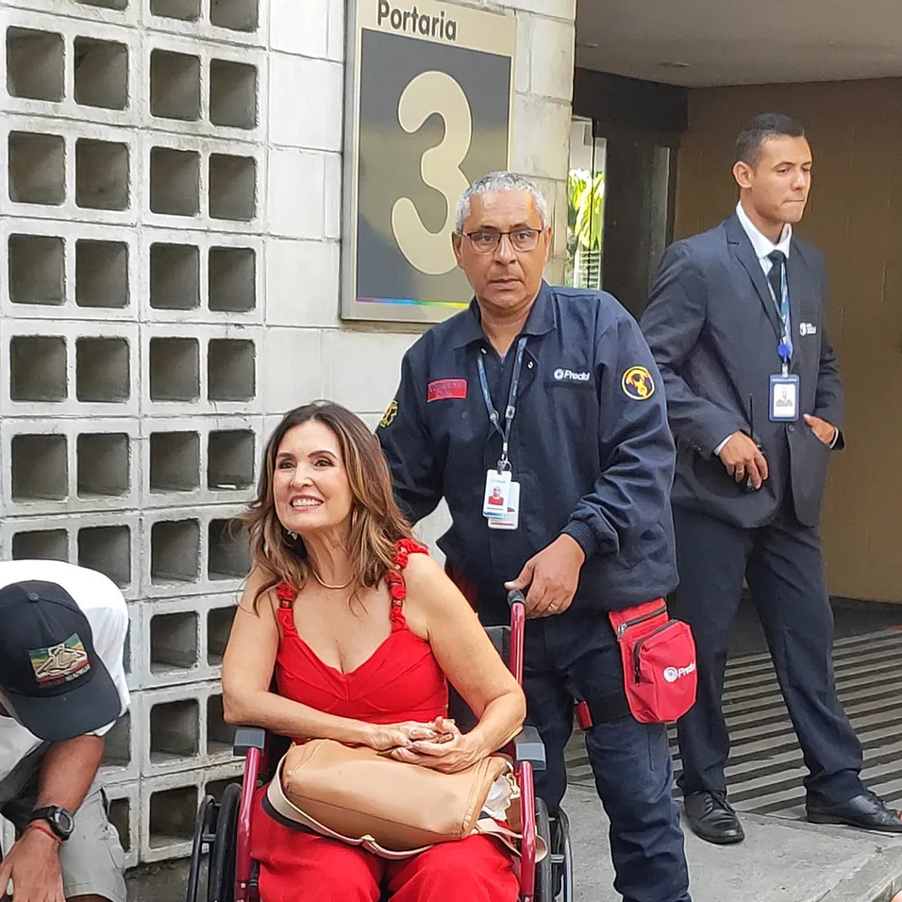 Se recuperando da lesão, Fátima Bernardes chega de cadeira de rodas nos Estúdios Globo