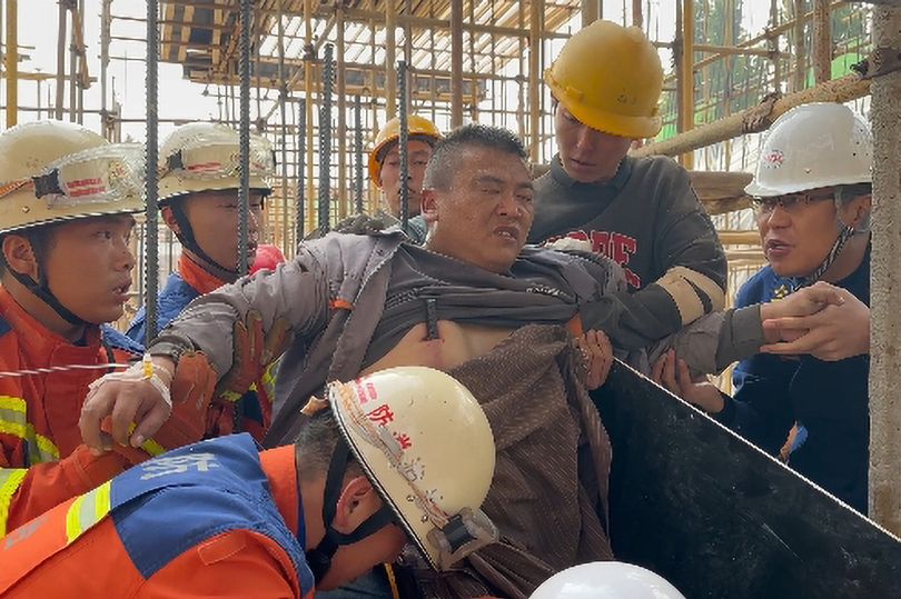 Homem perfurado por barras na China