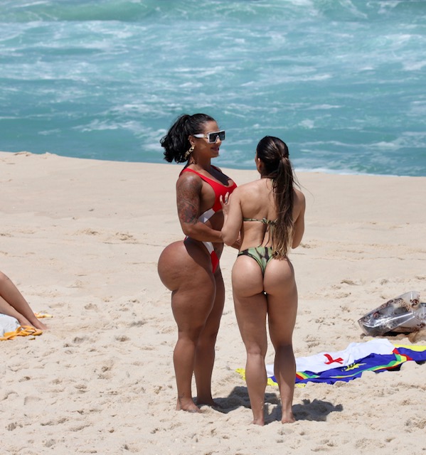 Mulher Melão com amiga na praia