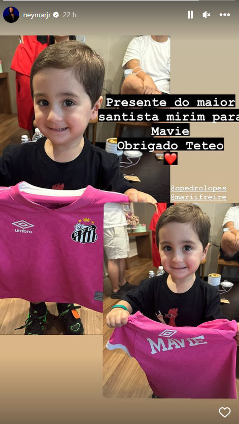 Mavie ganha camisa do Santos