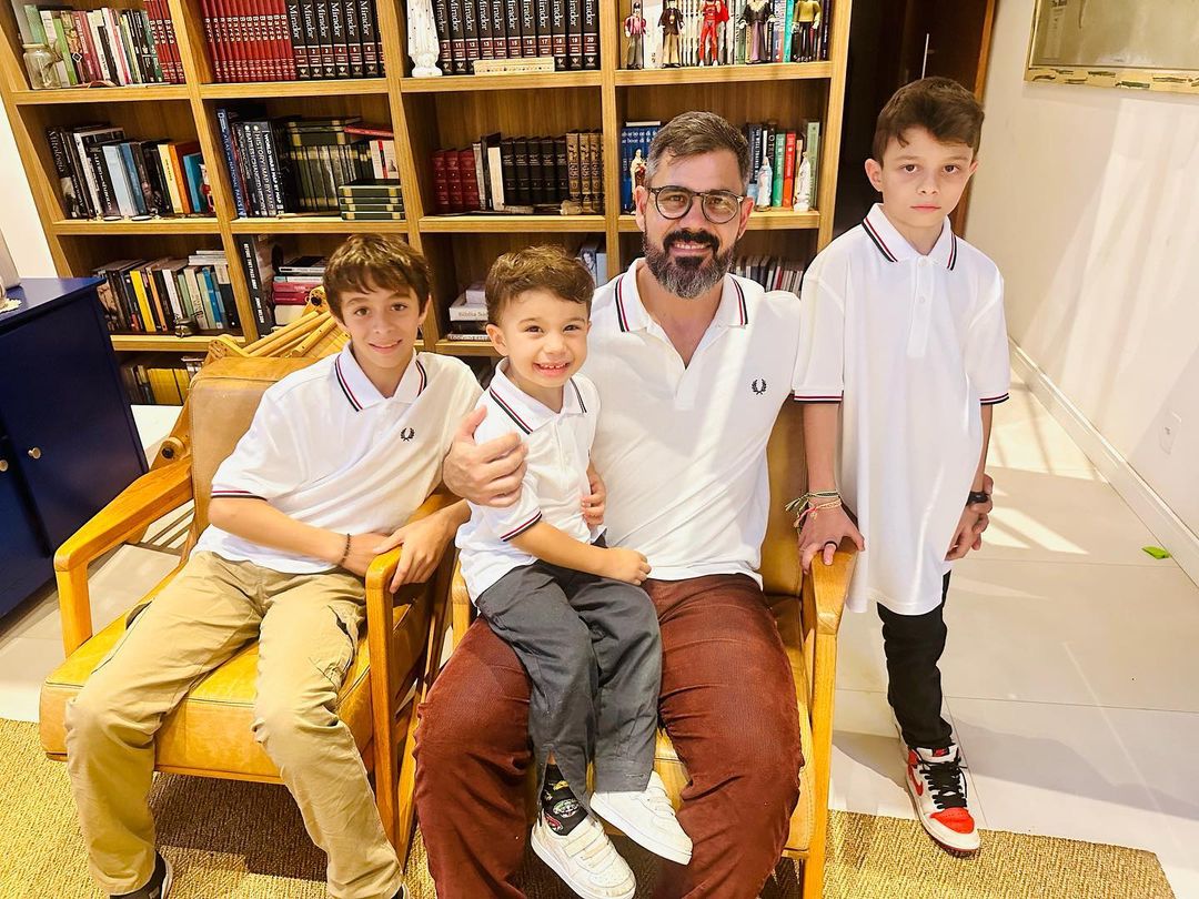 Duas meninas e três meninos: Conheça os cinco filhos de Juliano Cazarré