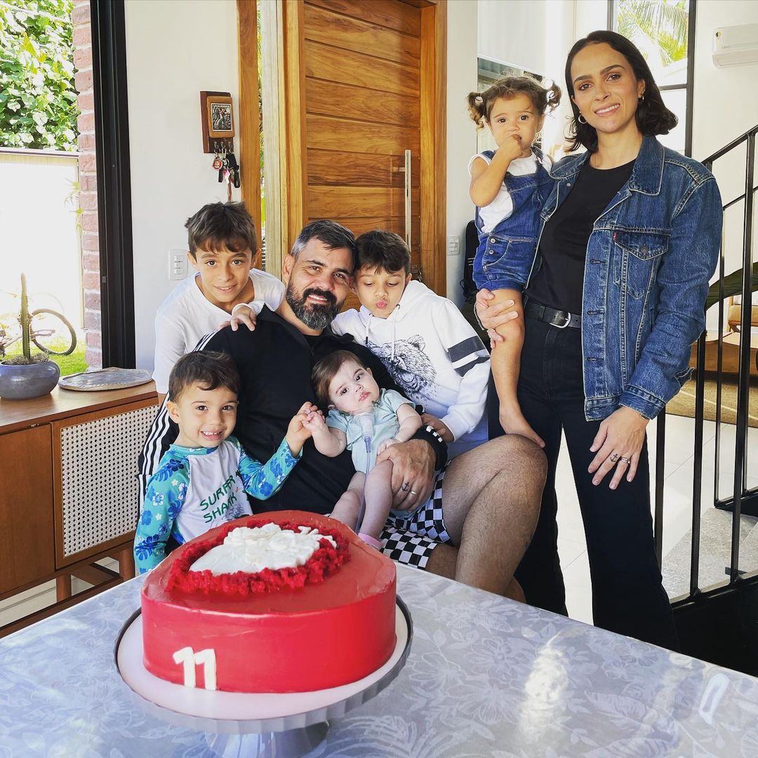 Duas meninas e três meninos: Conheça os cinco filhos de Juliano Cazarré