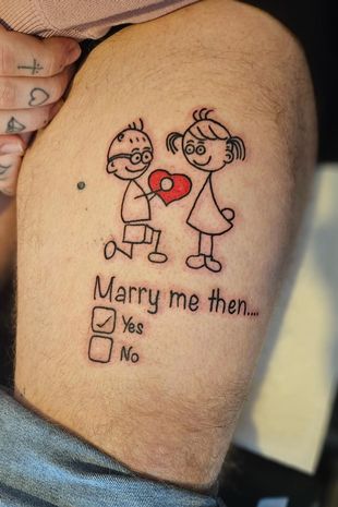 Homem pede a namorada em casamento com tatuagem