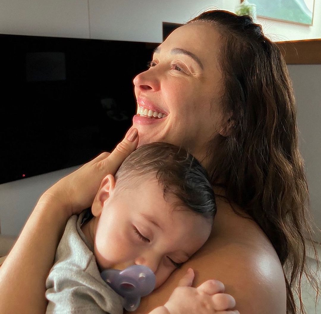 Claudia Raia abraçada com o filho, Luca, de um ano