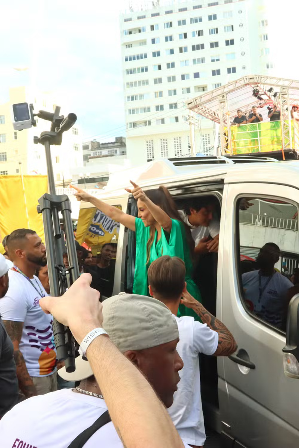 Ivete Sangalo é ovacionada ao chegar em trio elétrico em Salvador
