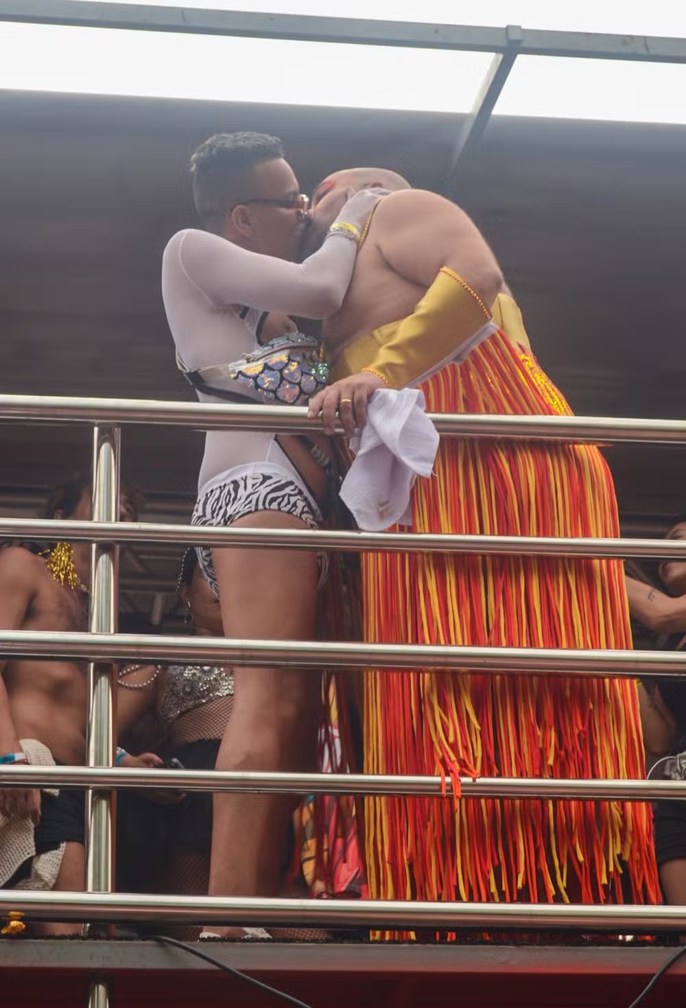 Casado, Tiago Abravanel beija foliões durante Carnaval: "Meu marido apoia"