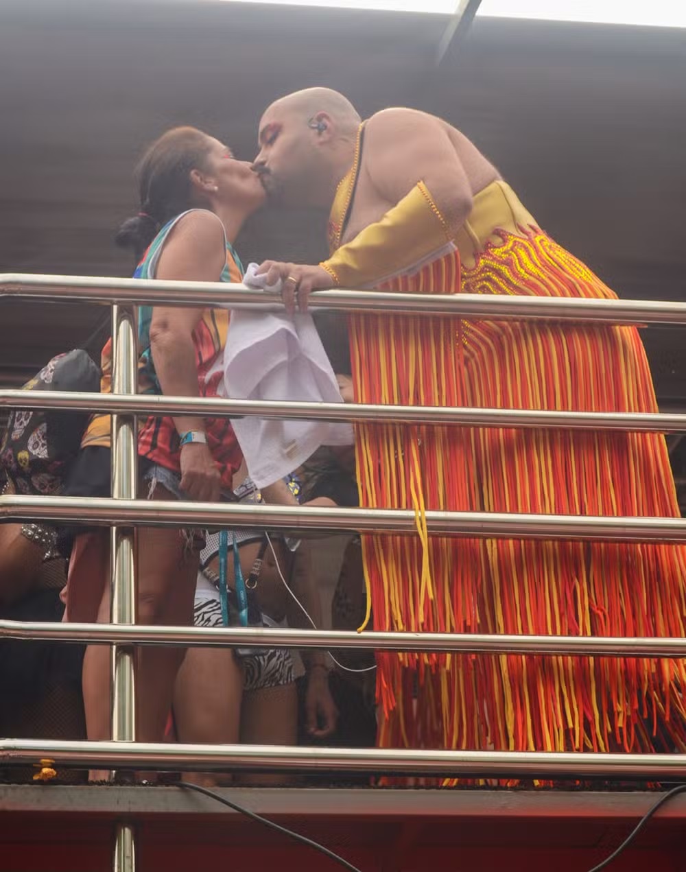 Casado, Tiago Abravanel beija foliões durante Carnaval: "Meu marido apoia"