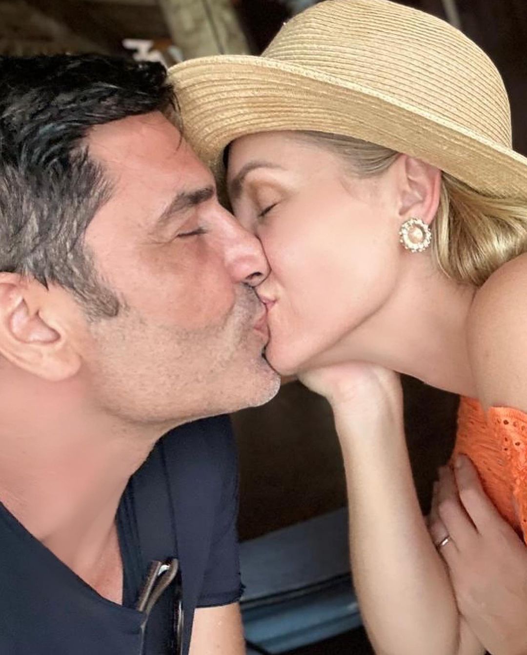 Ana Hickmann e Edu Guedes se beijando ao assumirem namoro