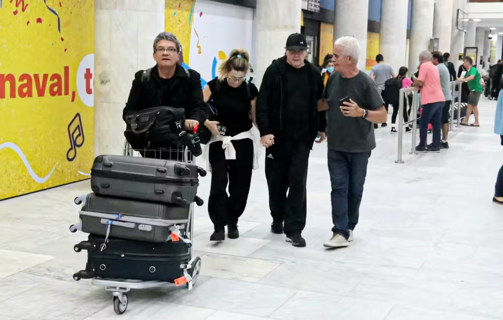 Discretos, Fábio Jr. faz raríssima aparição pública com esposa em aeroporto