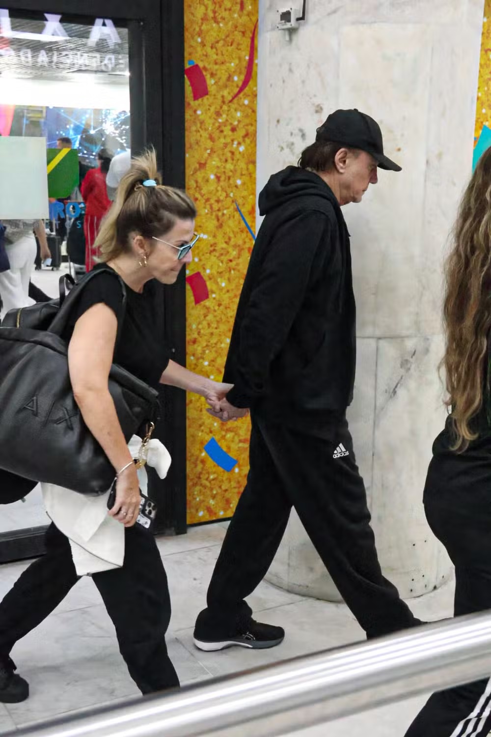 Discretos, Fábio Jr. faz raríssima aparição pública com esposa em aeroporto
